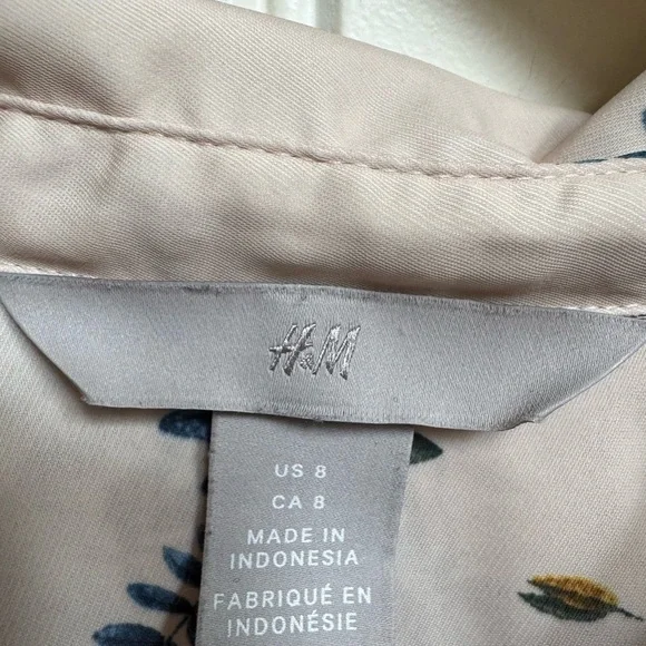 H&M Light Pinky Peach Butterfly Blouse. Size 8 - Picture 4 of 6